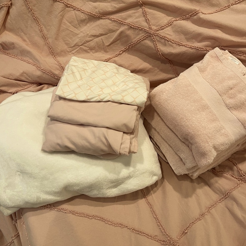 Dormify Set, Light Mauve Twin XL comforter & sheet set Dorm Room Ready